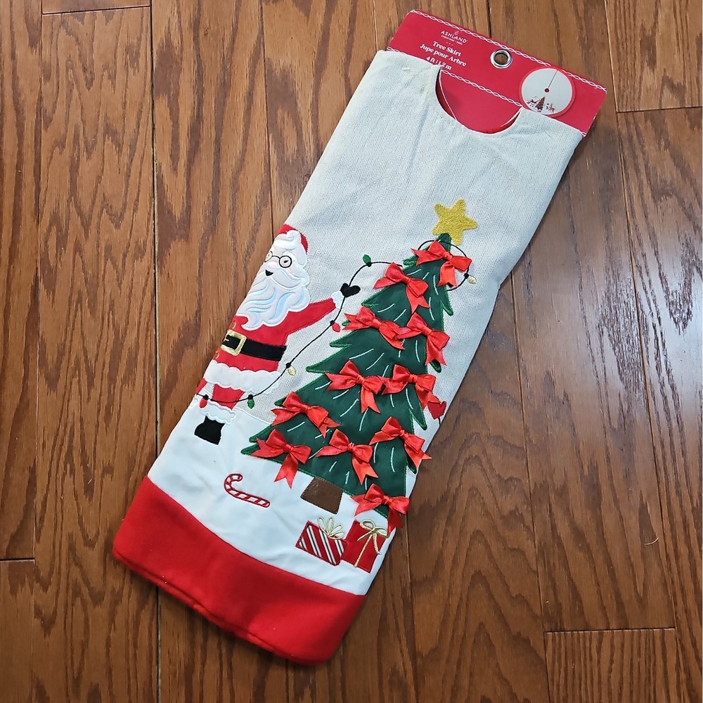 Ashland Christmas Tree Skirt 4 Feet Brand New Santa Reindeer